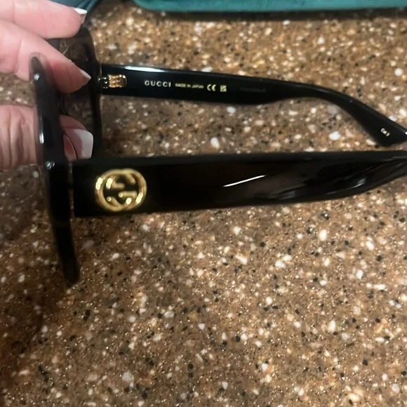 Gucci Black Sunglasses with Dark Lenses - Picture 2 of 5